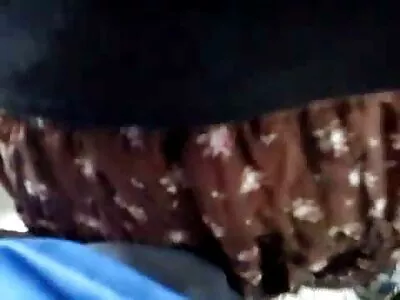 苗条的金发熟女在汽车的后座上被撞