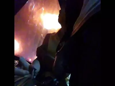 护士抚摸病人的身体让他开始肛交
