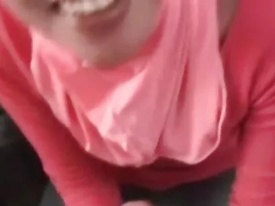 布鲁内特想要在让她的阴户性交之前让他变得超级硬