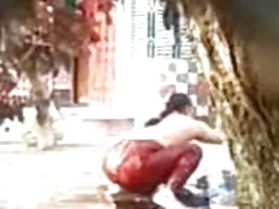 青少年性感女孩设置相机拍摄室友的性行为