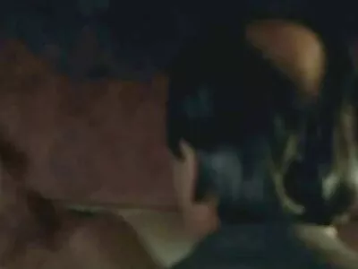 诱人的巴西小妞与多汁的山雀在地板上性交