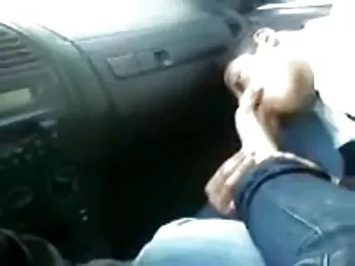 美丽而淫荡的年轻宝贝正在被她的男朋友拍摄