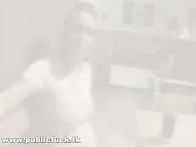 美丽的异国情调宝贝与可爱的灌木享受口交