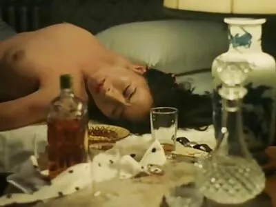 黑发少女与活泼的胸部被肌肉男撞