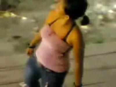 黑发熟女帮助青少年发现女同性恋的好处