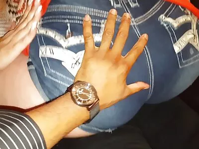 顽皮的瑜伽教练在运动中摸索这些辣妹