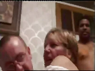 金发女郎在修理男友的自行车时被​​猛烈撞击