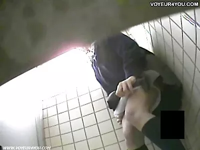 皮卡艺术家将他的长矛扔进剃光的外国游客身上