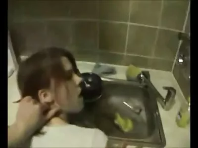 淫荡的男人让小屁股的女朋友喝醉了性行为