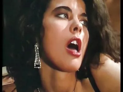 与华丽的美国金发女郎的赃物崇拜场景