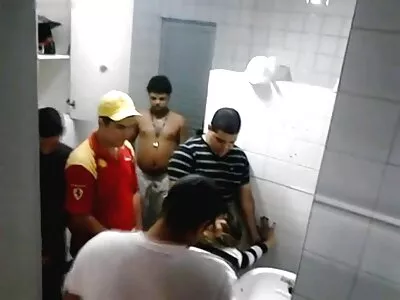 两个欧洲帅哥准备打这个红发小妞