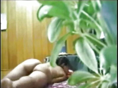 娇小的苍白青少年在洗衣房被BBC蹂躏