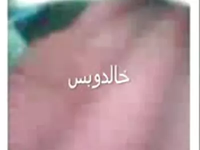 两个好色的女孩只需要一个绑带就可以玩得开心