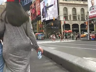 漂亮的女孩玩通灵板告诉她们做爱