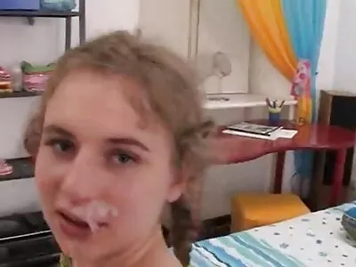 中年女同性恋者从猛烈的阴部摩擦中获得巨大的性高潮