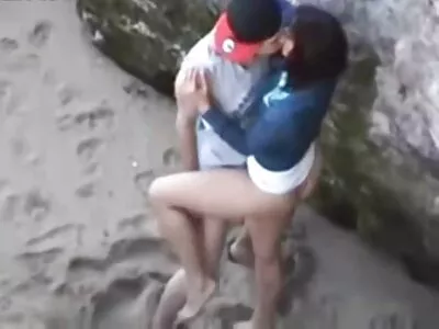 有大屁股的年轻美女喜欢和她的情人一起钻肛门