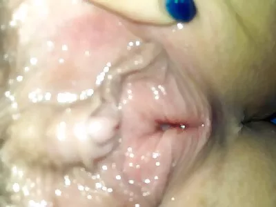 穿着高帮袜子的可爱小女孩吮吸鸡巴并从后面拧