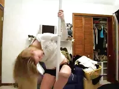 一旦他开始舔她的屁股，金发女郎就会恍惚