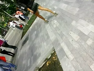 盖伊在床上捉到半裸女主角并给她舔阴