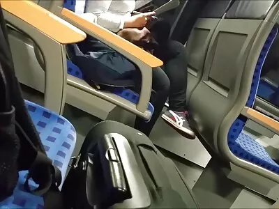 辫子黑发少女在这次会议中骑着一个合适的家伙