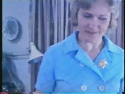 看起来甜美的青少年在特写中探索她紧绷的肛门