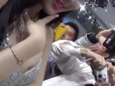 Summer Brielle 是一个紧身金发女郎，喜欢把她的肛门塞住