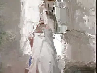 盖伊与 GF 和她丰满的继母陷入三人行
