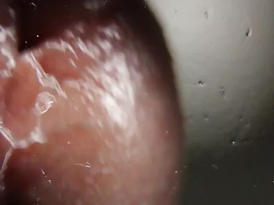 渔网中的拉丁在镜子前得到她剃光的阴户