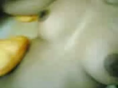 两个曲线优美的色情皇后分享一个适当的啄木鸟