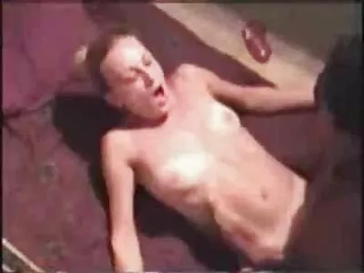 黑发妻子在狂野的三人行中获得双重渗透