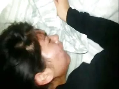 漂亮的女孩用嘴和喉咙亲吻和戏弄巨大的公鸡