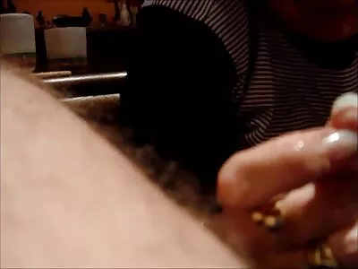 娇小的可爱吸吮并骑在情人的漂亮阴茎上