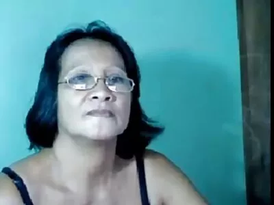 年轻的黑发喜欢被性交，尤其是被一只大黑公鸡
