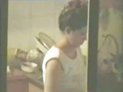 两个淫荡的女同性恋正在玩肮脏的舔和填充游戏