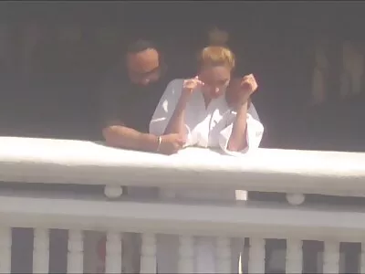 绝望的金发熟女汤米乔被一个欲火中烧的舞男撞到