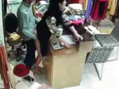 大胡子男人展示了他的性潜力，他妈的两个婊子