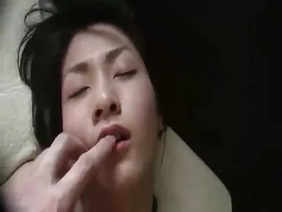 穿着性感紧身裤的娇小金发女郎骑着合适的啄木鸟
