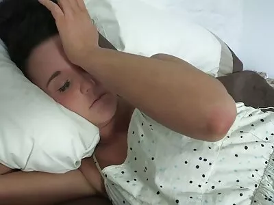 约翰尼·辛斯 (Johnny Sins) 与性感保姆杰西·帕克 (Jessie Parker) 约会