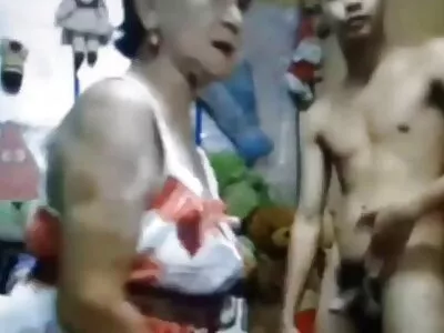 办公室荡妇有一个非常肮脏的帮派梦，涉及 BBC