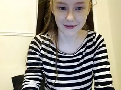 她的朋友在瑜伽后吃掉了丰满的屁股宝贝的强壮的阴户