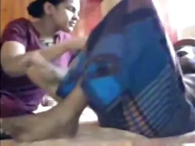 长腿色情明星一起享受女同性恋乐趣