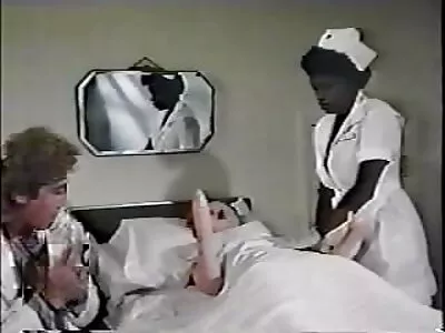 成熟的导演和年轻的欧洲妓女在沙发床上放松