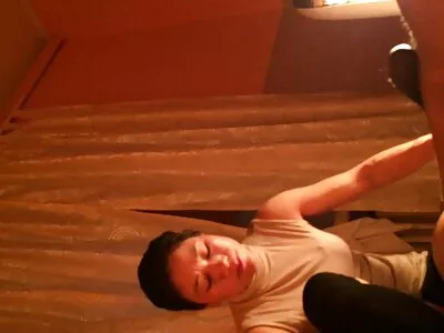 热黑发熟女变得饥渴，给她的男人一个漂亮的灰机