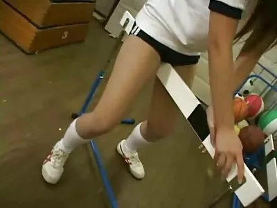 戴眼镜的黑发女孩向男友提供口交