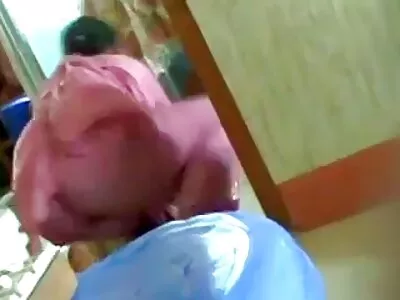 秃头男人在白色沙发上与苗条的金发女郎交配