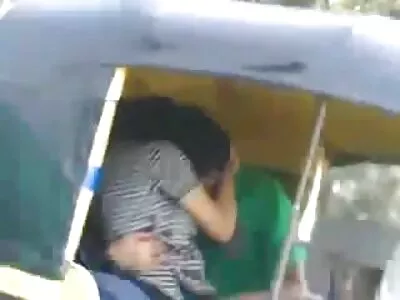 活泼的金发少女被继父殴打