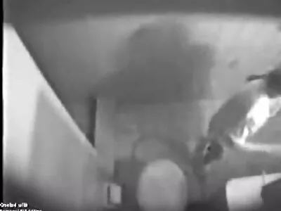 按摩治疗师的阴茎对于紧绷的青少年阴户来说太大了