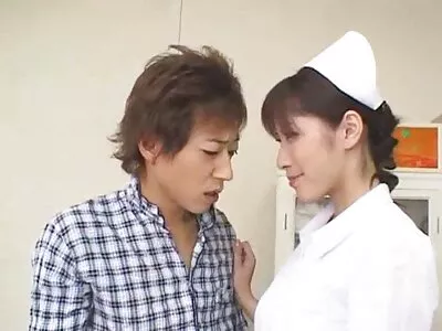 迷人的色情明星手淫直到男性来钻她