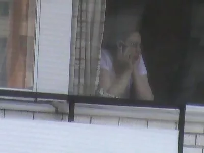 成熟的夫妇引诱继女的朋友进入三人行