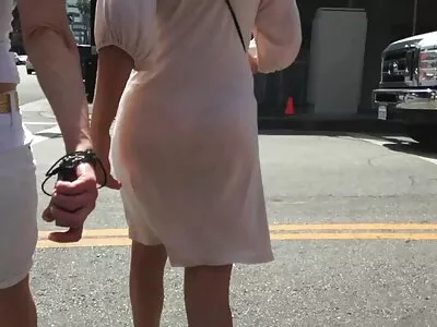 白色阴茎在户外拜访 Jada Fire 渴望的嘴